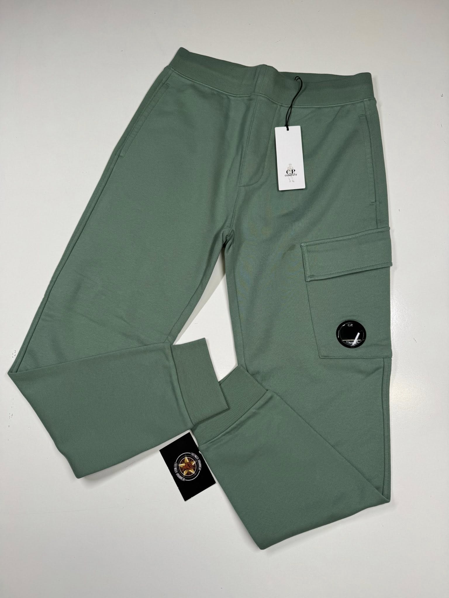 577004977_751835181278128_4743498979914401022_n (1) CP COMPANY 017A DIAGONAL RAISED FLEECE JOGGING PANTS IN GREEN - Image 1