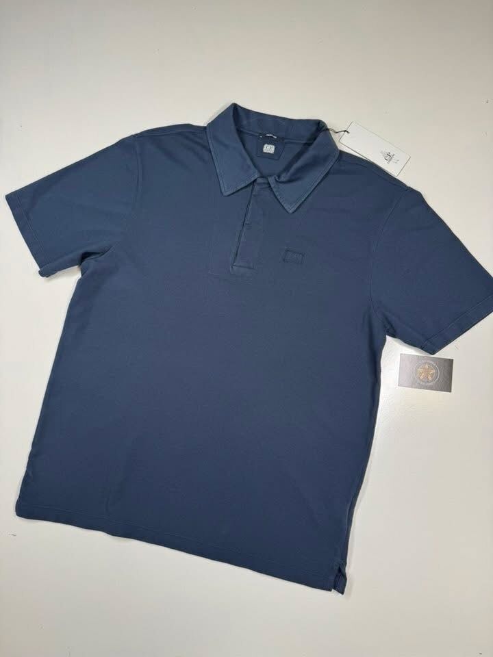 C.P. COMPANY PIGMENT DYED PIQUET 24/1 COTTON POLO SHIRT - NAVY -  Large / P2P 22” - Image 1