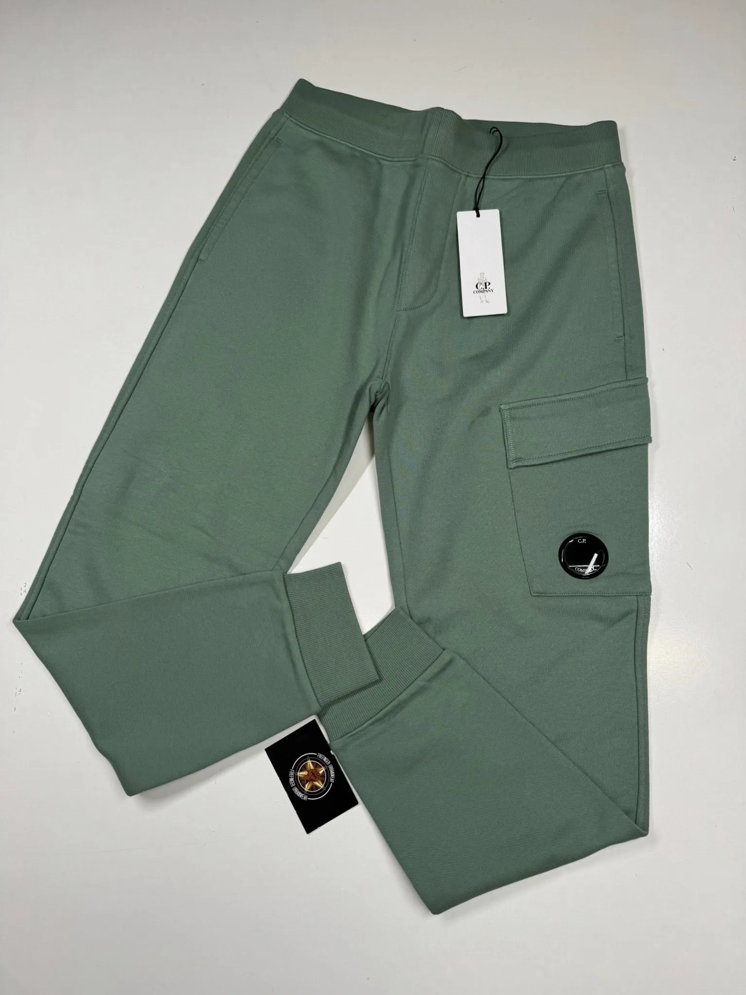 577004977_751835181278128_4743498979914401022_n (1) CP COMPANY 017A DIAGONAL RAISED FLEECE JOGGING PANTS IN GREEN - Image 1