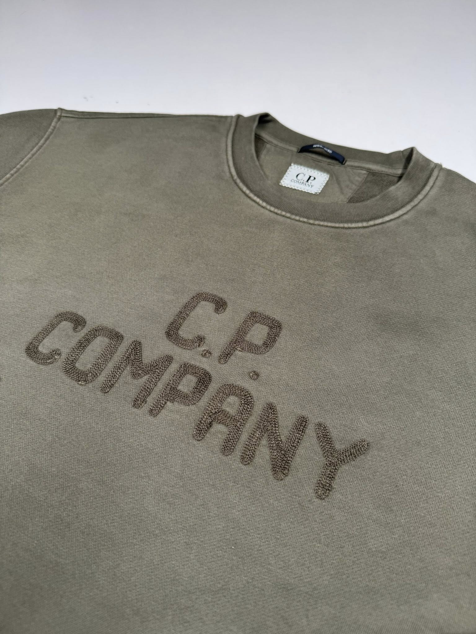 518270116_650174411444206_6622097455686744271_n CP COMPANY 154A COTTON FLEECE CREW SWEATSHIRT IN GREEN - Image 1