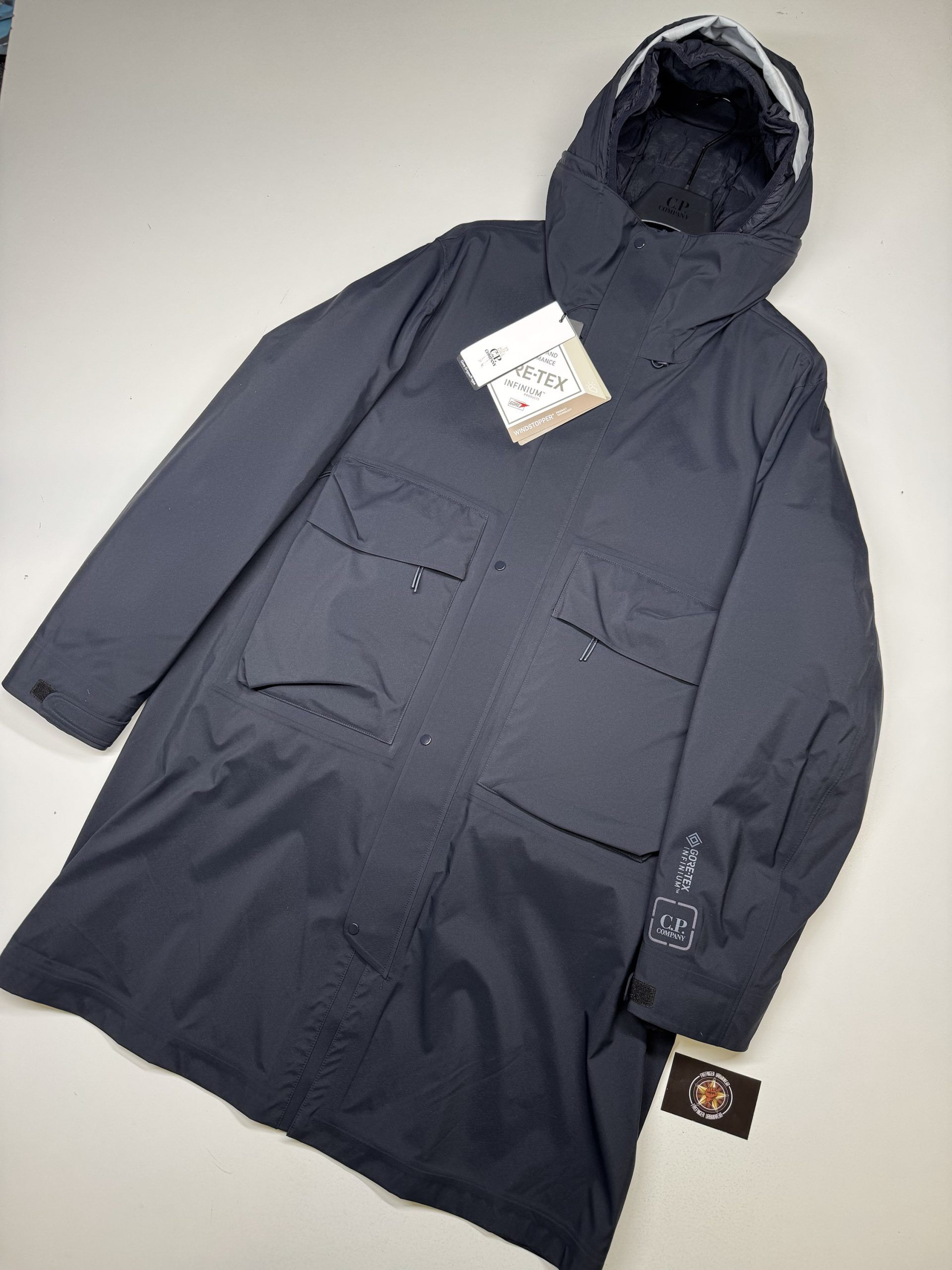 img_7604 CP COMPANY 008A METROPOLIS SERIES GORE-TEX 3L INFINIUM HOODED PARKA IN NAVY. - Image 1