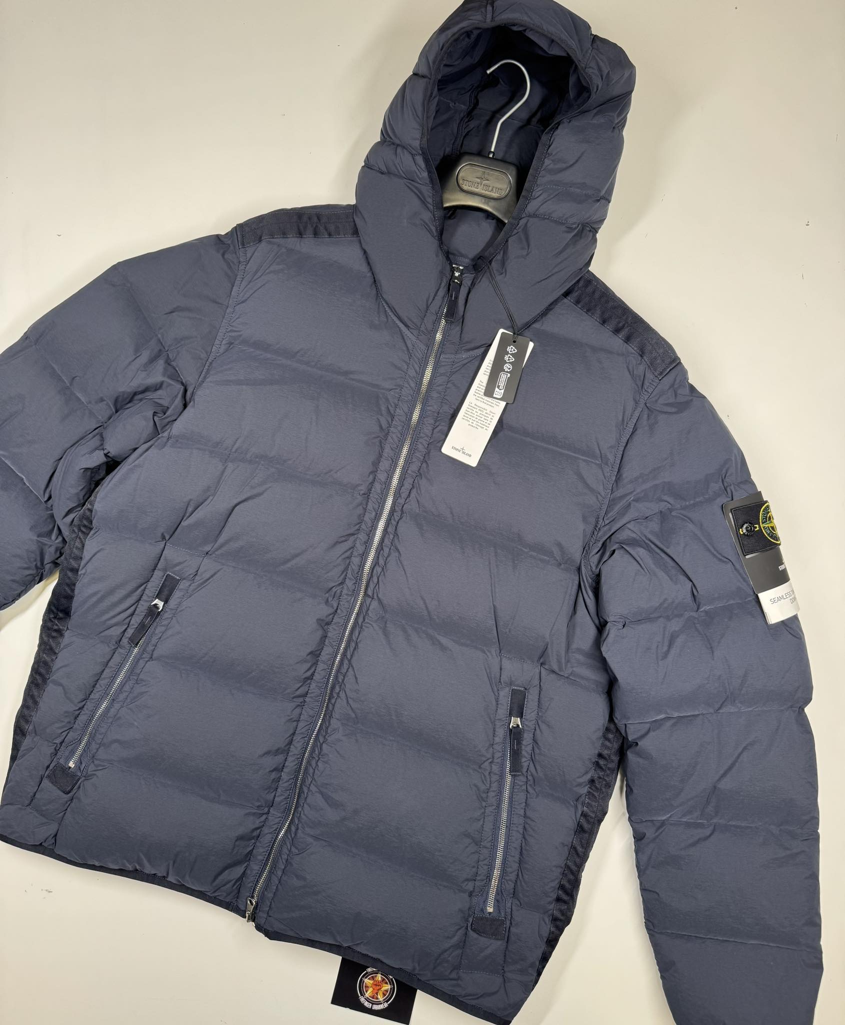 542761542_698989459896034_7108489673929956495_n STONE ISLAND 43728 SEAMLESS TUNNEL NYLON DOWN-TC HOODED JACKET IN NAVY - Image 1