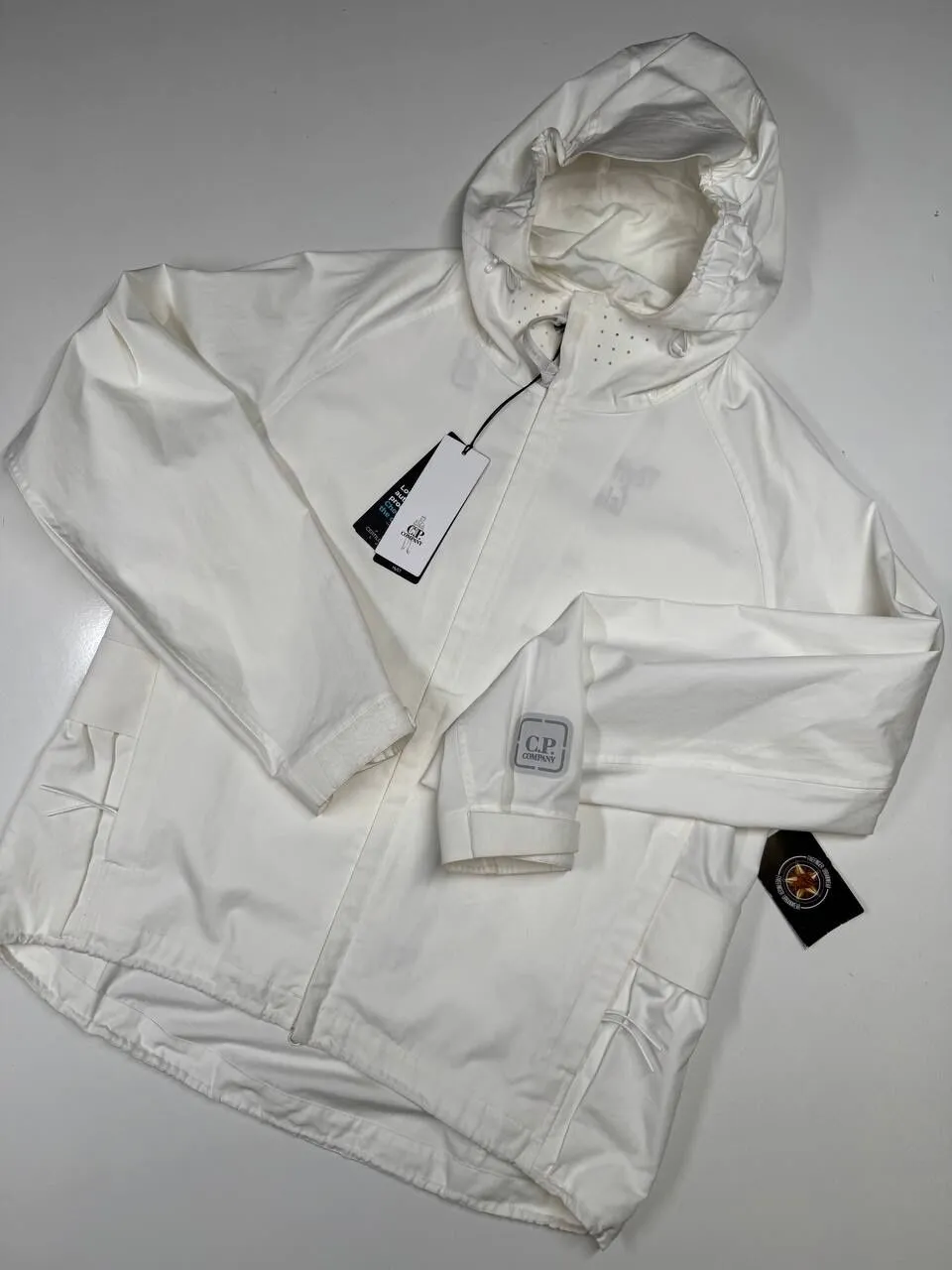 C.P. COMPANY 009A METROPOLIS HYST HOODED JACKET IN WHITE - Image 1