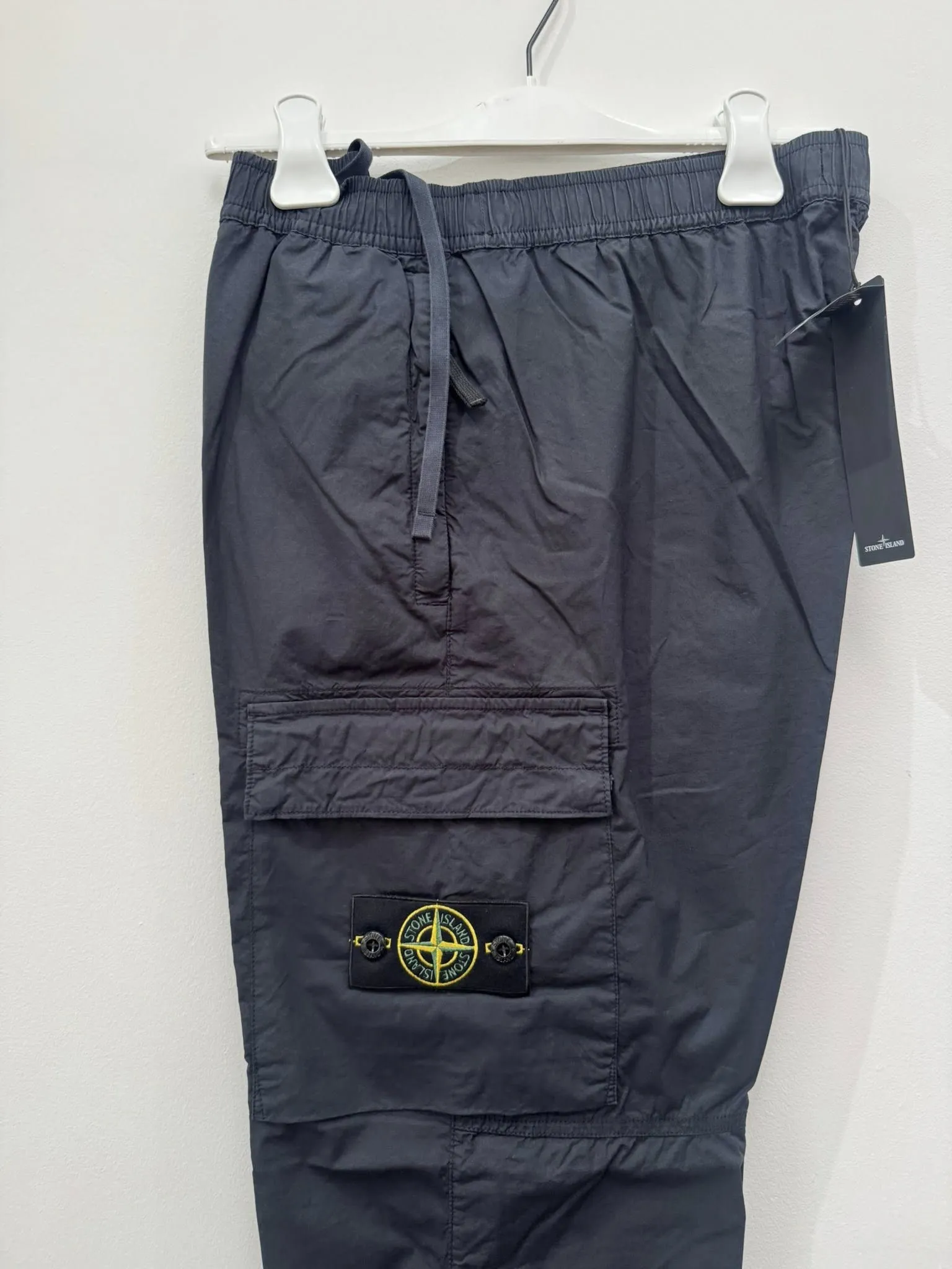500134390_614257861702528_772071642033877140_n STONE ISLAND 31303 REGULAR FIT STRETCH COTTON TELA PARACADUTE GARMENT DYE CARGO PANTS - NAVY - Image 1