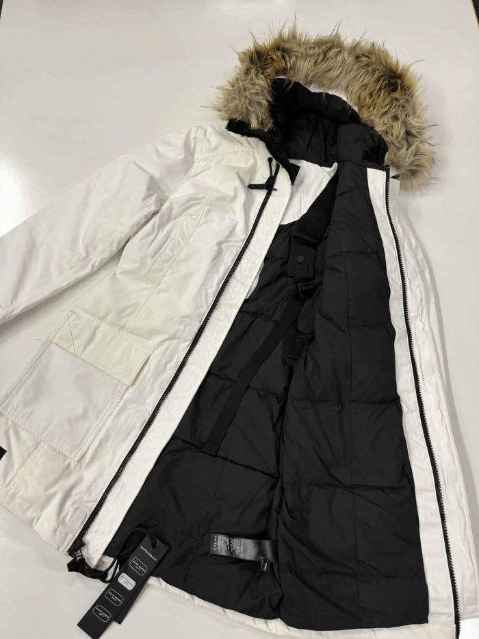 COAT OF ARMS - NEW YORK WOMENS HEAVY DOWN PARKA IN WHITE - Image 9