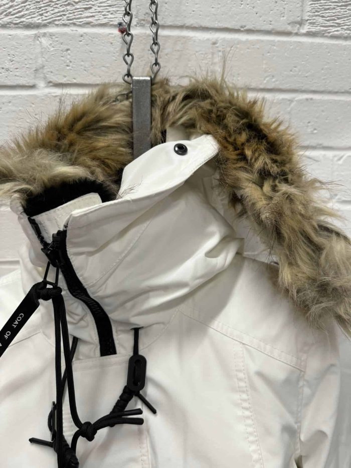 COAT OF ARMS - NEW YORK WOMENS HEAVY DOWN PARKA IN WHITE - Image 12