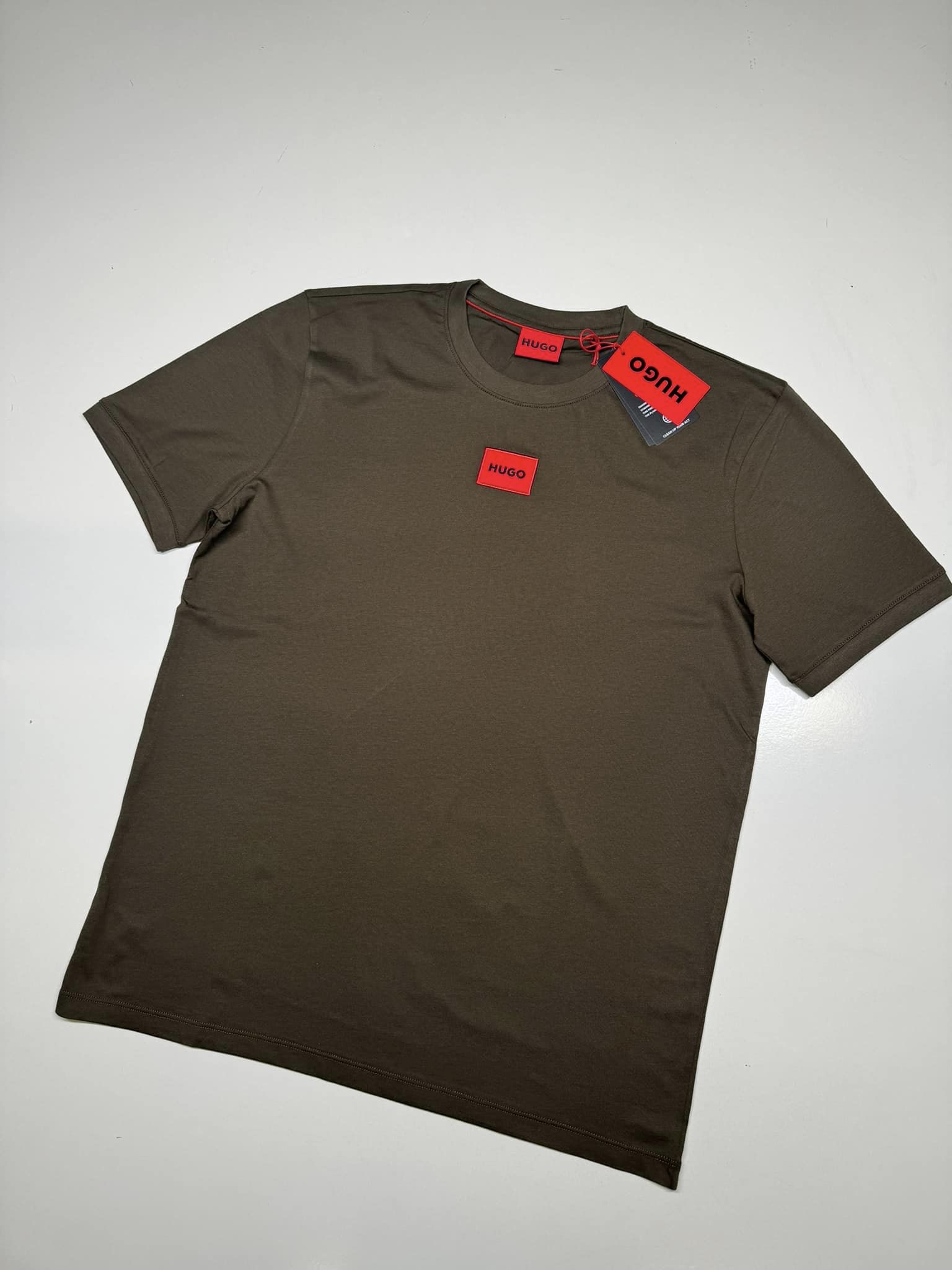 【Hugo Boss】Dero コントラスト 刺繍 ロゴ Tシャツ 2カラー ♪ Hugo Boss】Dero コントラスト 刺繍 ロゴ Tシャツ 2カラー