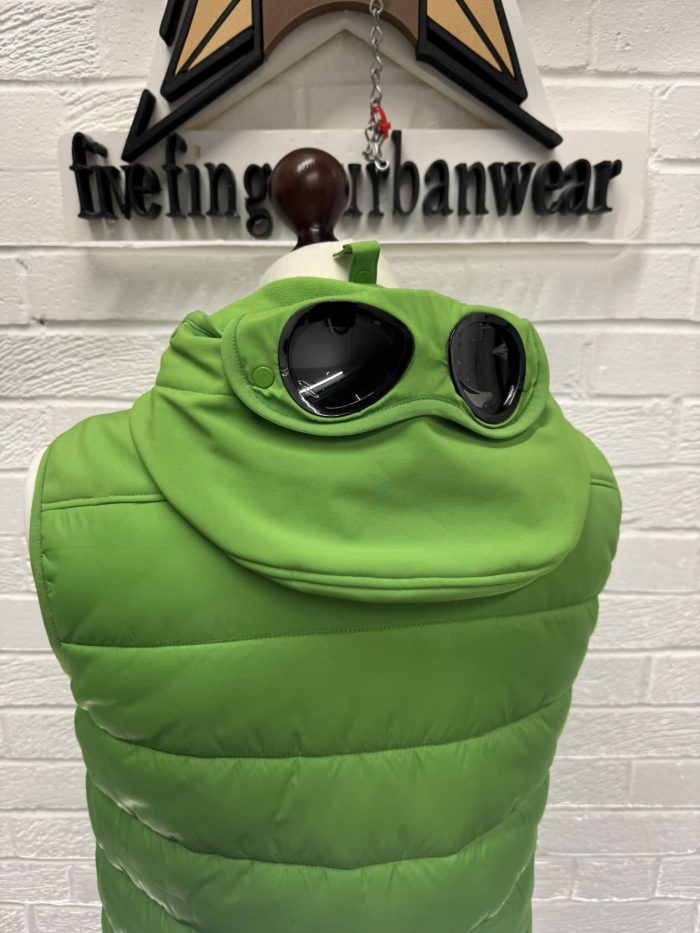 C.P. COMPANY SHELL-R MIXED GOGGLE VEST IN CLASSIC GREEN. - Image 11