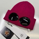 CP COMPANY 016A SUMMER COTTON GOGGLE BEANIE IN RED BUD / 577 • Uni Size •