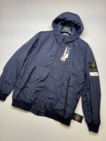 STONE ISLAND 40823 GARMENT DYED CRINKLE REPS RECYCLED NYLON WITH PRIMALOFT- TC HOODED JACKET IN NAVY.

XXL / 26” p2p