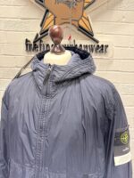 STONE ISLAND 40823 GARMENT DYED CRINKLE REPS RECYCLED NYLON WITH PRIMALOFT- TC HOODED JACKET IN NAVY.

XXL / 26” p2p - Image 5