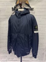 STONE ISLAND 40823 GARMENT DYED CRINKLE REPS RECYCLED NYLON WITH PRIMALOFT- TC HOODED JACKET IN NAVY.

XXL / 26” p2p - Image 7