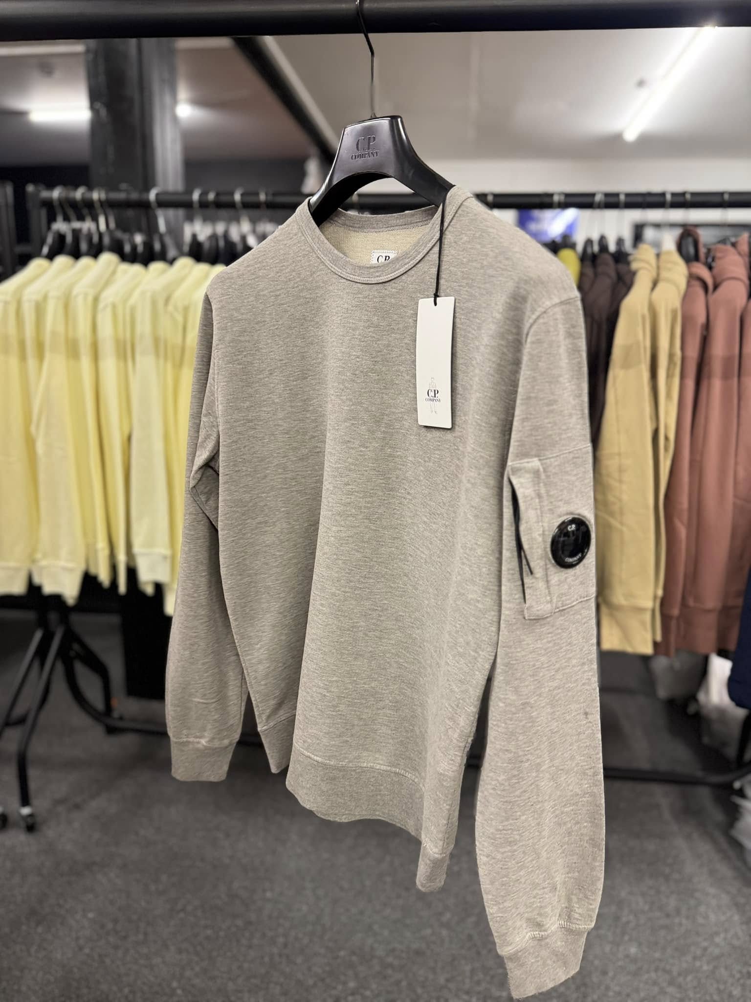 CP COMPANY｜SWEATSHIRTS (Light Fleece Crewneck Lens Swea SS25 CP Company Light Fleece Crewneck Lens Sweatshirt in grey