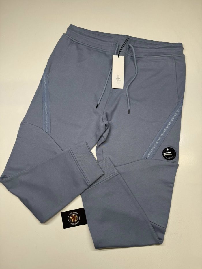 CP COMPANY 017A DIAGONAL RAISED FLEECE JOGGING PANTS IN SKY BLUE - Image 3