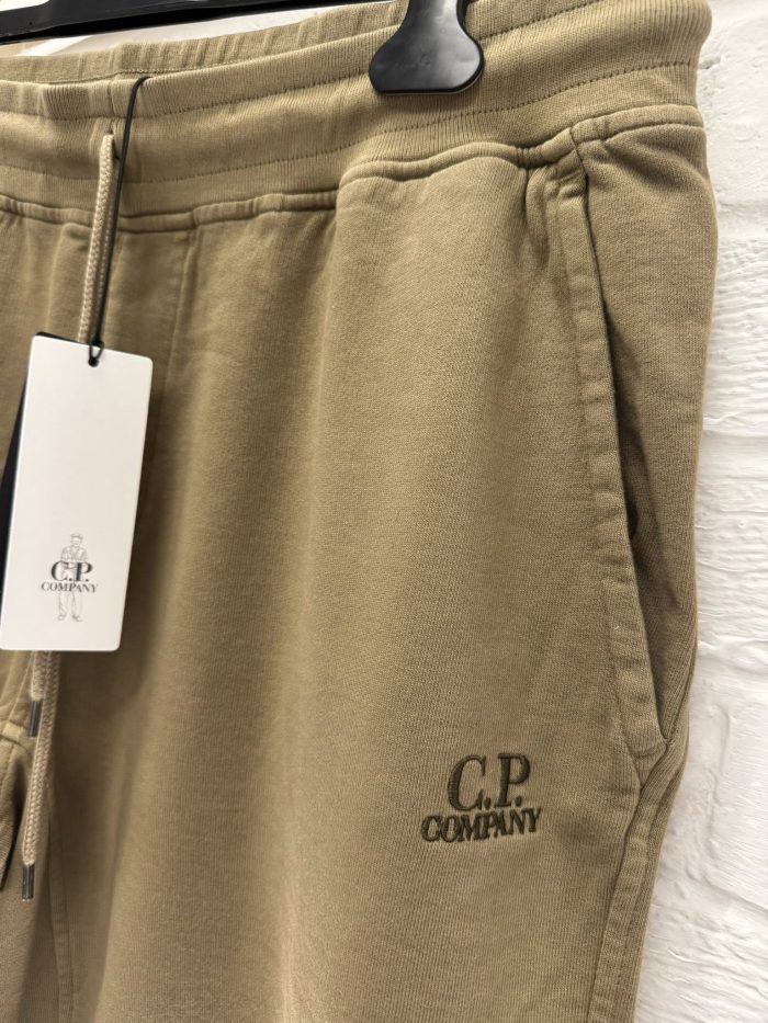 CP COMPANY COTTON FLEECE JOGGING BERMUDA IN LIGHT BROWN - Image 2