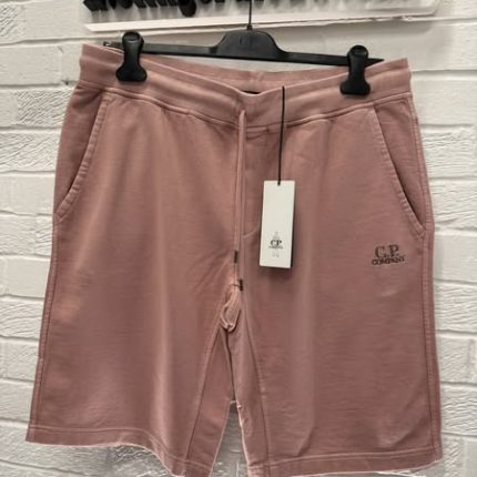 CP COMPANY COTTON FLEECE JOGGING BERMUDA IN DUSKY PINK.