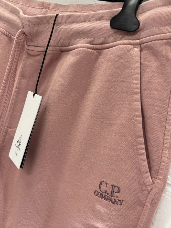 CP COMPANY COTTON FLEECE JOGGING BERMUDA IN DUSKY PINK. - Image 2
