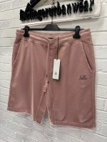 CP COMPANY COTTON FLEECE JOGGING BERMUDA IN DUSKY PINK. - Image 3