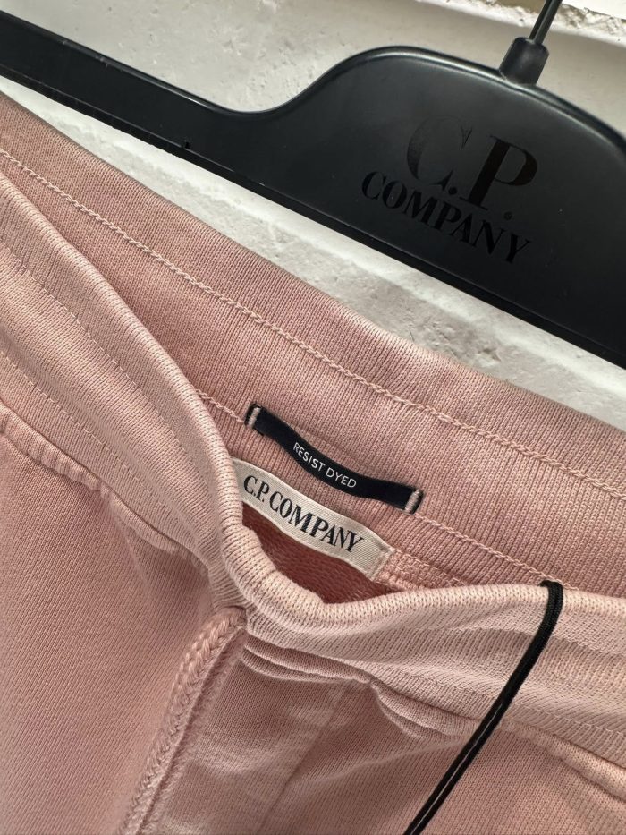 CP COMPANY COTTON FLEECE JOGGING BERMUDA IN DUSKY PINK. - Image 4
