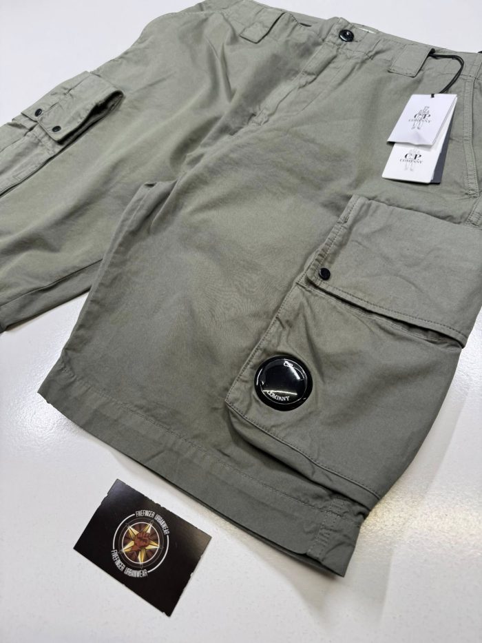CP COMPANY COTTON GABARDINE CARGO SHORTS IN GREEN - Image 2