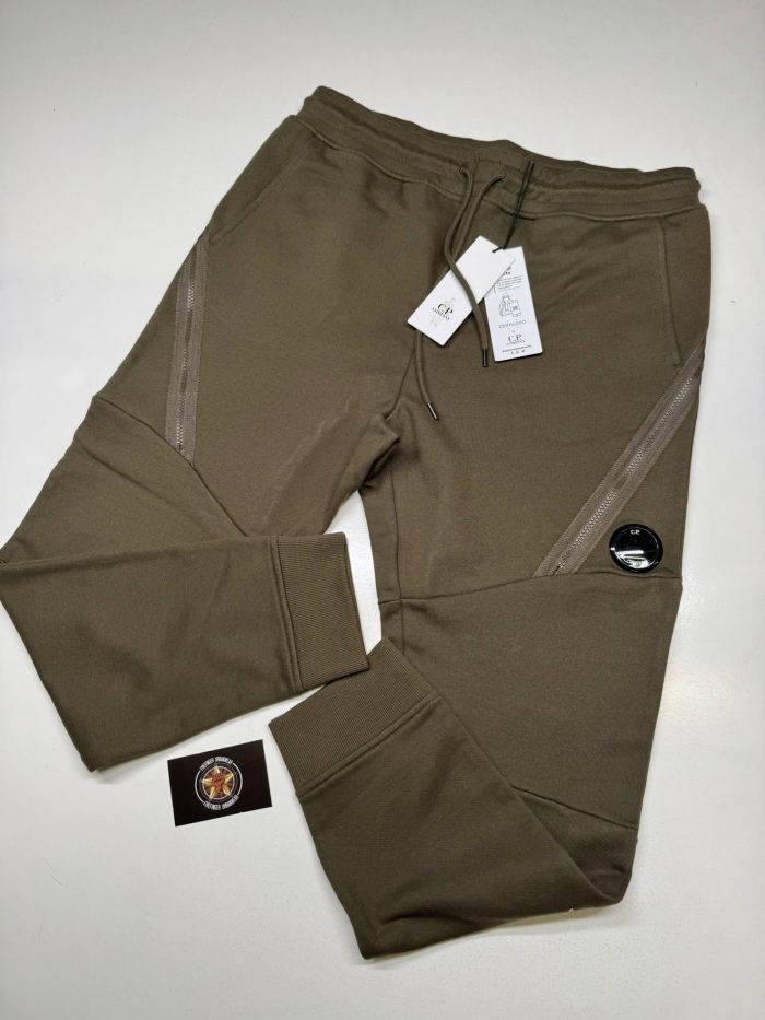 CP COMPANY 017A DIAGONAL RAISED FLEECE JOGGING PANTS IN GREEN - Medium / W32” - Image 4