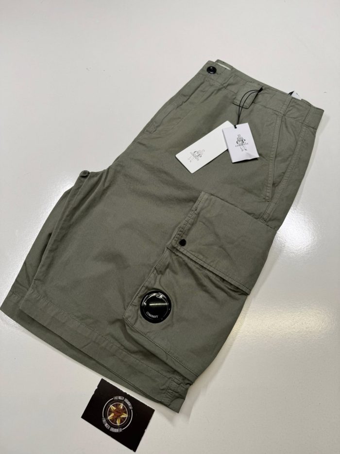 CP COMPANY COTTON GABARDINE CARGO SHORTS IN GREEN - Image 5