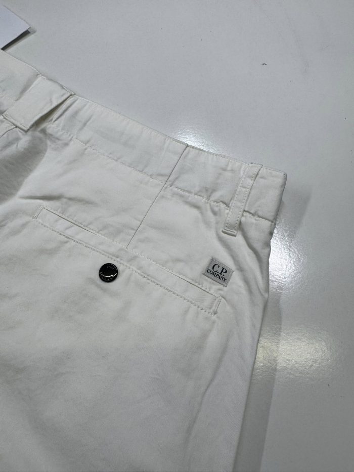 CP COMPANY COTTON GABARDINE CARGO SHORTS IN WHITE - Image 4