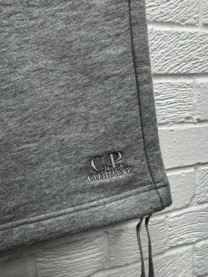 CP COMPANY DIAGONAL RAISED FLEECE JOGGING BERMUDA IN HEATHER GREY - Image 2
