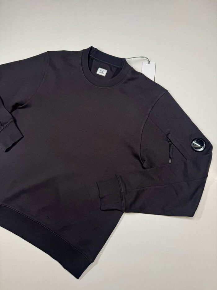 CP COMPANY Diagonal Raised Fleece Crew neck Sweatshirt in Black. - Image 2