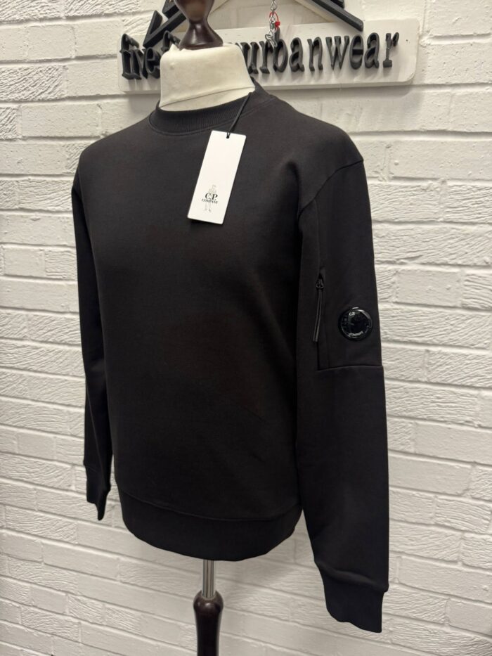CP COMPANY Diagonal Raised Fleece Crew neck Sweatshirt in Black. - Image 4