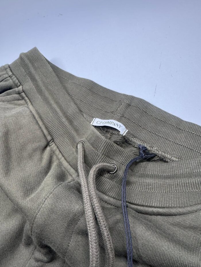 CP COMPANY 154A DIAGONAL RAISED FLEECE LENS POCKET JOGGING BERMUDA.  -GREEN - Image 5