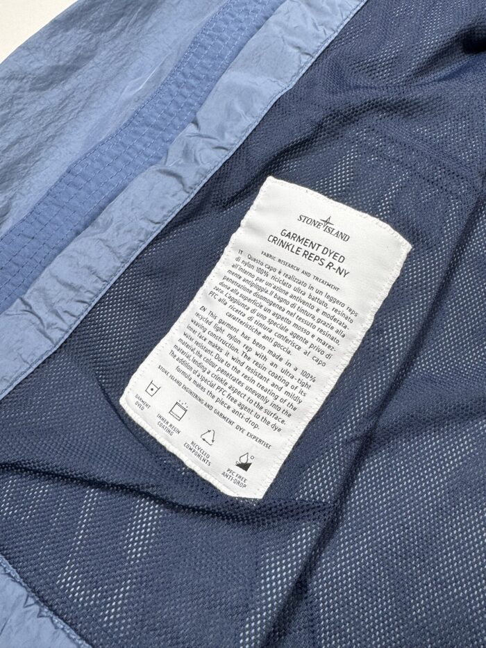 STONE ISLAND 40922 GARMENT DYED CRINKLE REPS R-NY HOODED JACKET IN BLUE. - Image 2
