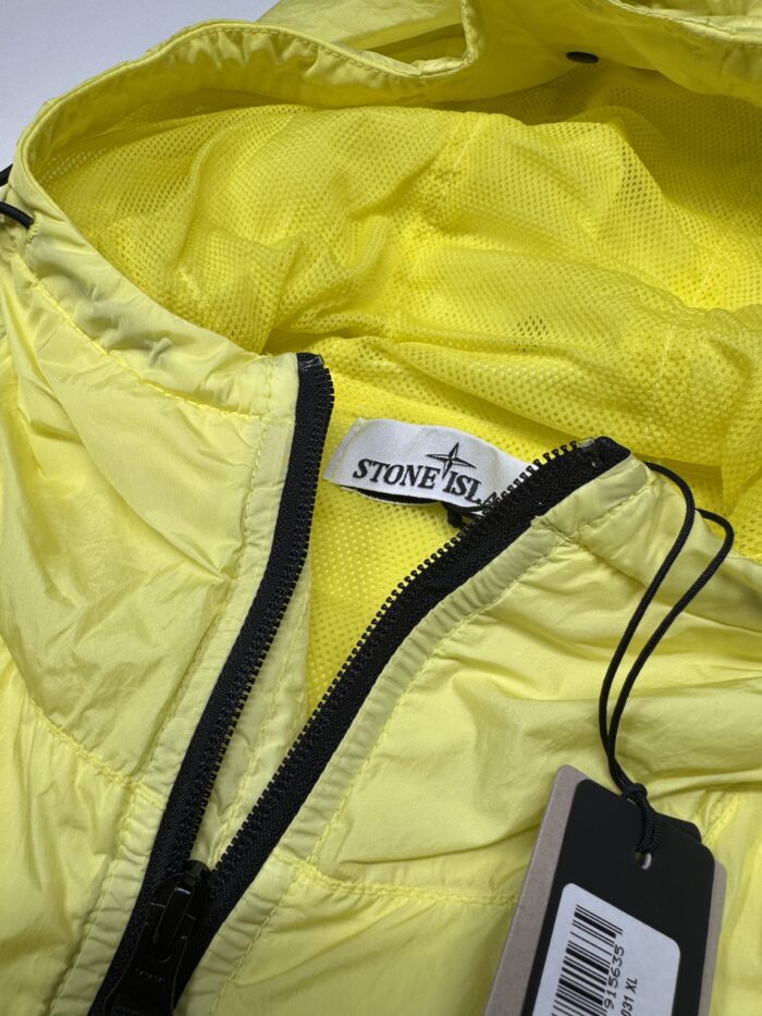 STONE ISLAND 40922 GARMENT DYED CRINKLE REPS R-NY HOODED JACKET IN YELLOW. - Image 4