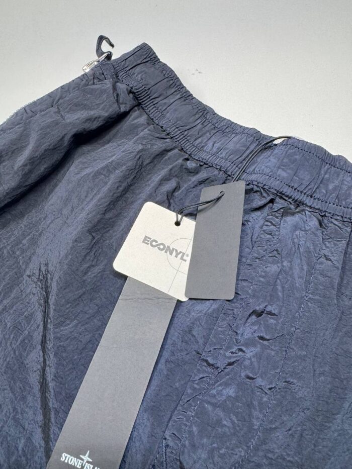 STONE ISLAND L0319 NYLON METAL IN ECONYL® REGENERATED NYLON SHORTS IN NAVY - Image 3