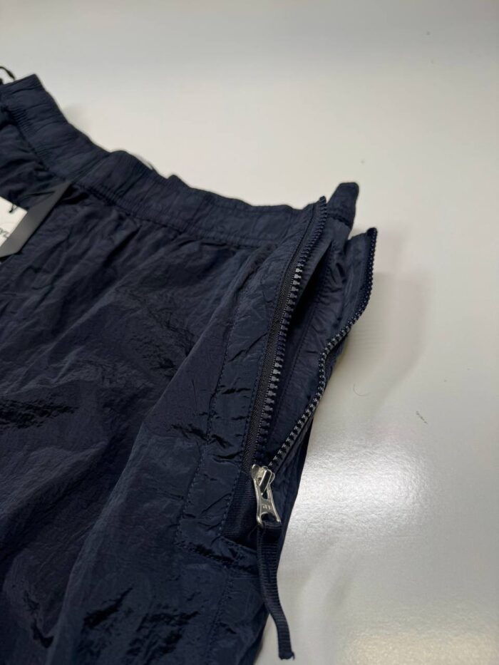 STONE ISLAND L0319 NYLON METAL IN ECONYL® REGENERATED NYLON SHORTS IN NAVY - Image 4