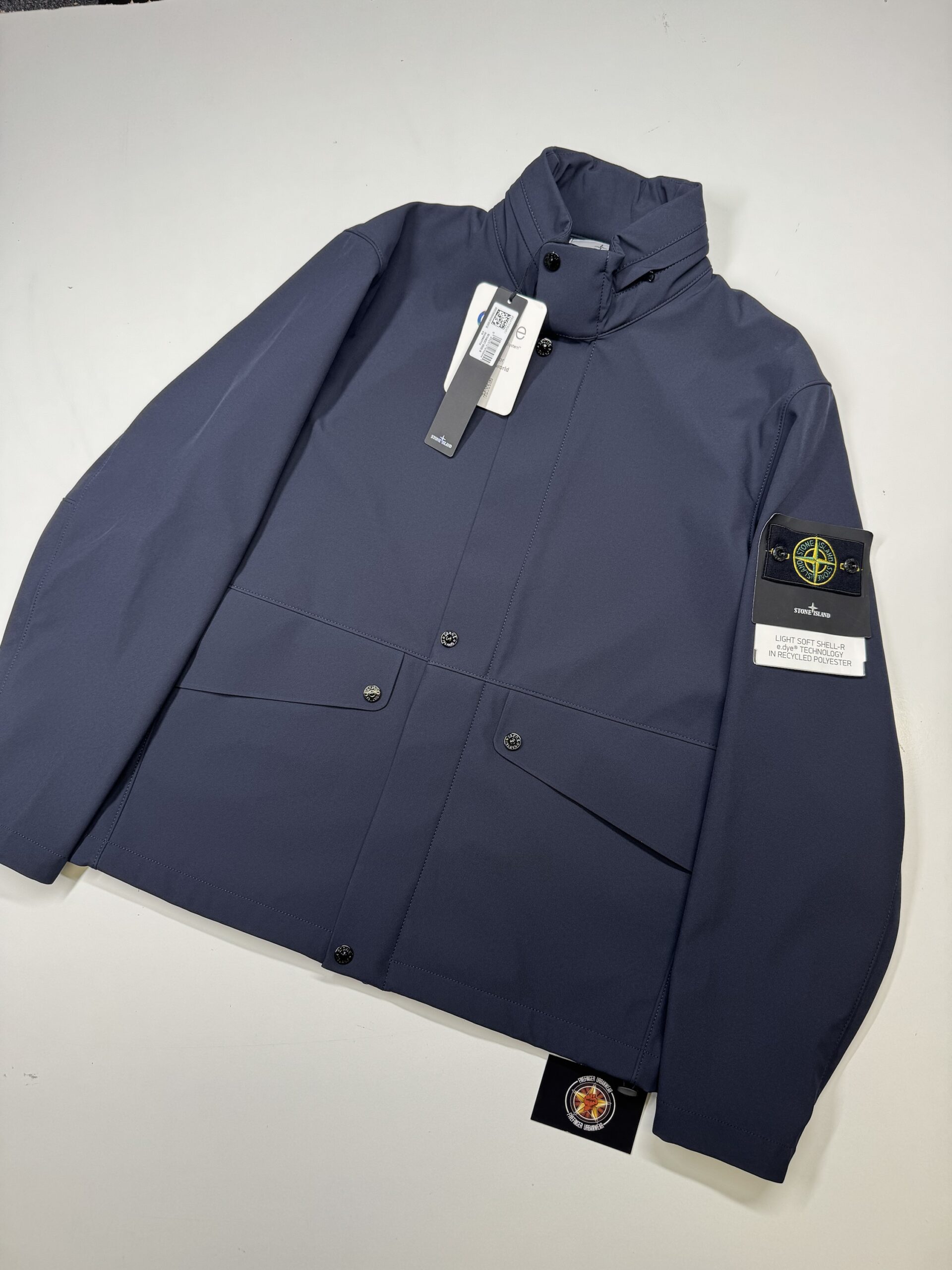 img_2393 STONE ISLAND 40327 LIGHT SOFT SHELL-R_E.DYE® TECHNOLOGY IN RECYCLED POLYESTER
-Navy
Medium / 22.5” p2p - Image 1