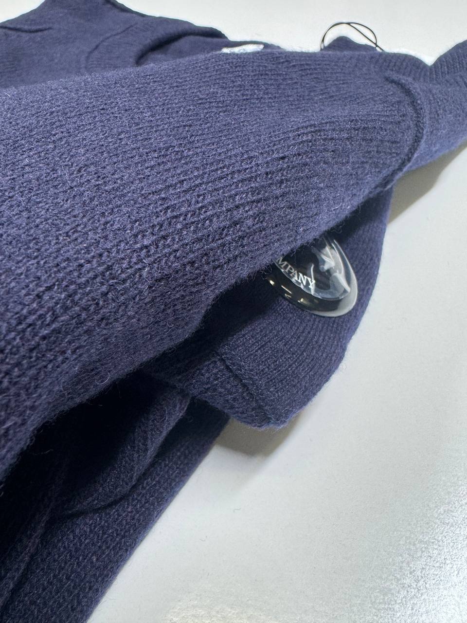 img_8508-2 CP COMPANY 047A LAMBSWOOL LENS KNIT SWEATSHIRT IN NAVY - XXXL / P2P 27” - Image 2