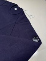 CP COMPANY 047A LAMBSWOOL LENS KNIT SWEATSHIRT IN NAVY - XXXL / P2P 27” - Image 4