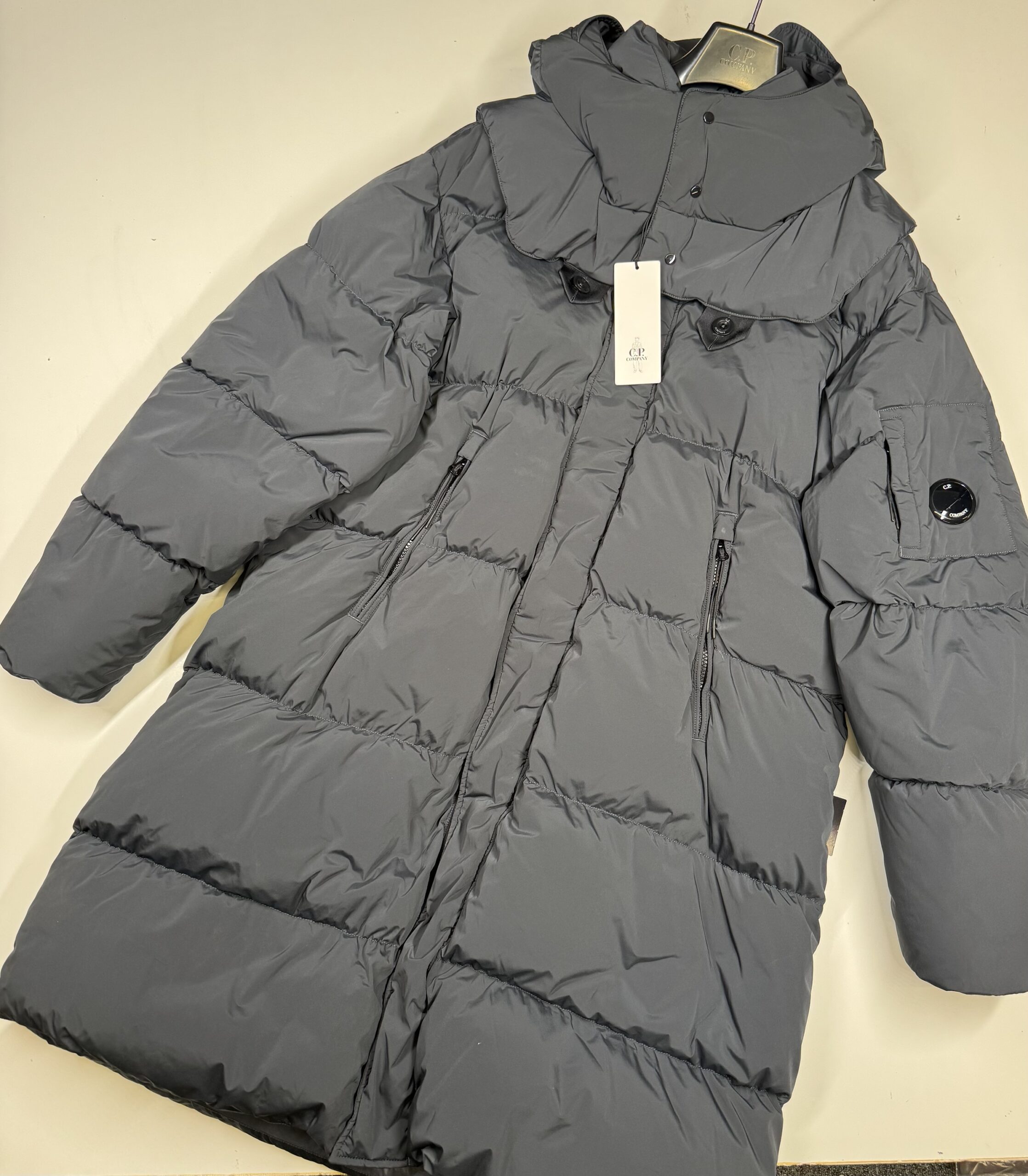 img_9124 CP COMPANY 202A LENS BUTTON NYCRA-R LONG JACKET IN BLACK SAND  - Large / 25” P2P - Image 7