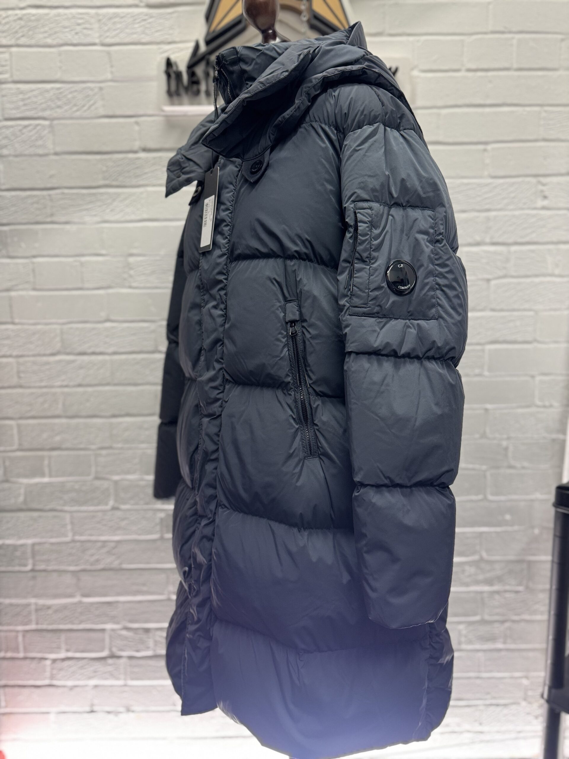 img_9127-2 CP COMPANY 202A LENS BUTTON NYCRA-R LONG JACKET IN BLACK SAND  - Large / 25” P2P - Image 4