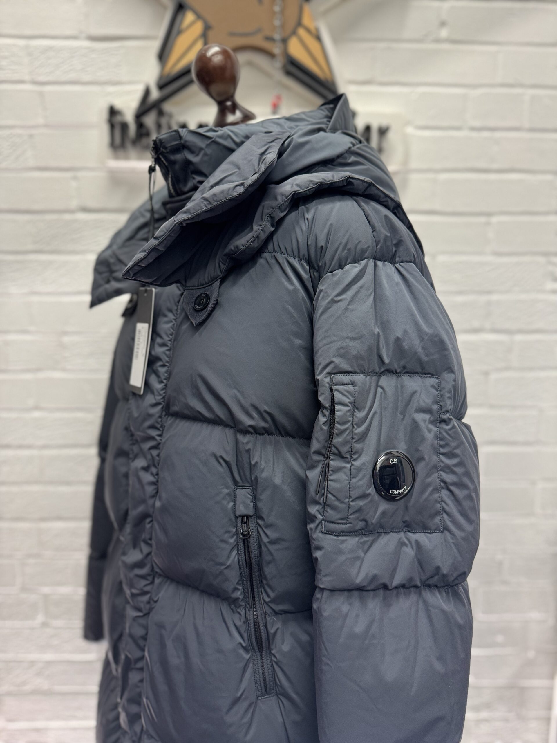 img_9128-2 CP COMPANY 202A LENS BUTTON NYCRA-R LONG JACKET IN BLACK SAND  - Large / 25” P2P - Image 2