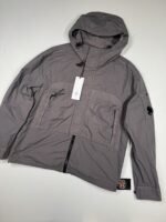 CP COMPANY 132A FLATT NYLON HOODED LENS OVERSHIRT IN BOULEVARD VIOLET. - Image 9