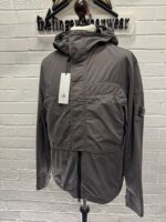 CP COMPANY 132A FLATT NYLON HOODED LENS OVERSHIRT IN BOULEVARD VIOLET. - Image 5