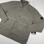 CP COMPANY 126A ORGANIC GABARDINE BUTTONED UTILITY OVERSHIRT IN GRAPE LEAF