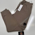 CP COMPANY 064A DIAGONAL RAISED FLEECE JOGGING PANTS IN WALNUT