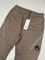 CP COMPANY 064A DIAGONAL RAISED FLEECE JOGGING PANTS IN WALNUT - Image 5