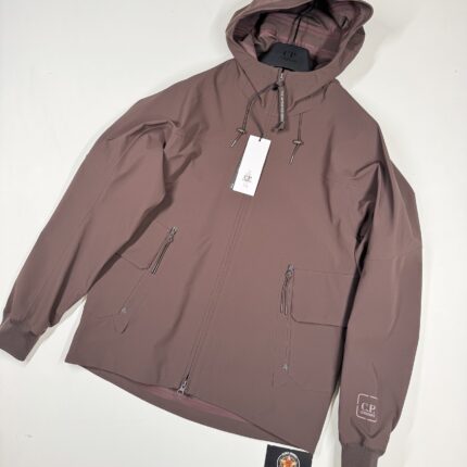 CP COMPANY 004A METROPOLIS SERIES METROSHELL HOODED JACKET IN RUM & RAISEN