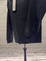 CP COMPANY 004A METROPOLIS SERIES METROSHELL HOODED JACKET IN BLACK. - Image 14