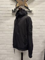 CP COMPANY 107A TAYLON L HOODED OVERSHIRT IN BLACK - Image 10