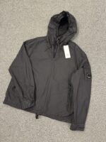 CP COMPANY 107A TAYLON L HOODED OVERSHIRT IN BLACK - Image 11